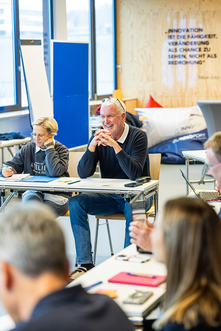 Team arbeitet konzentriert an einer interaktiven KI-Station