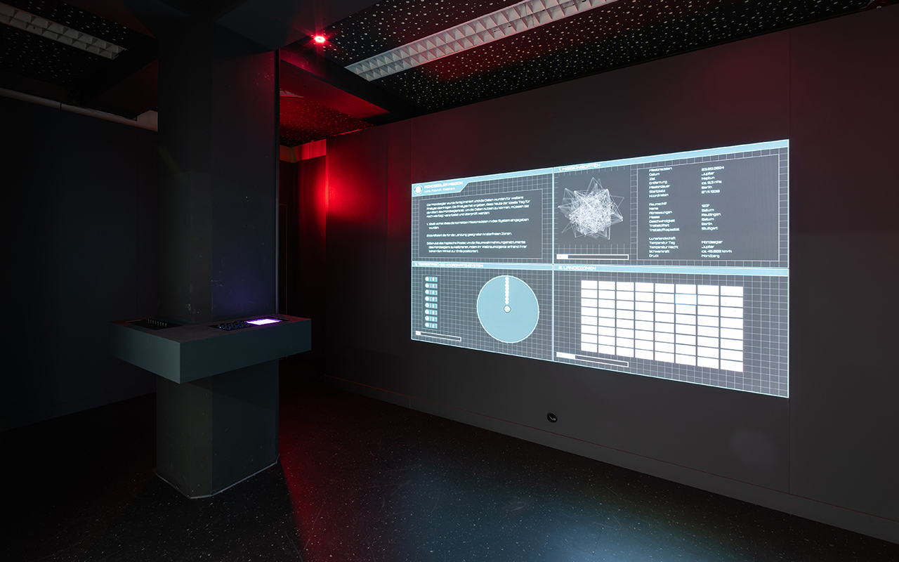 Das Kontrollzentrum: Dunkler Raum mit großen LED-Screens und immersiver KI-Präsentation für das Finale