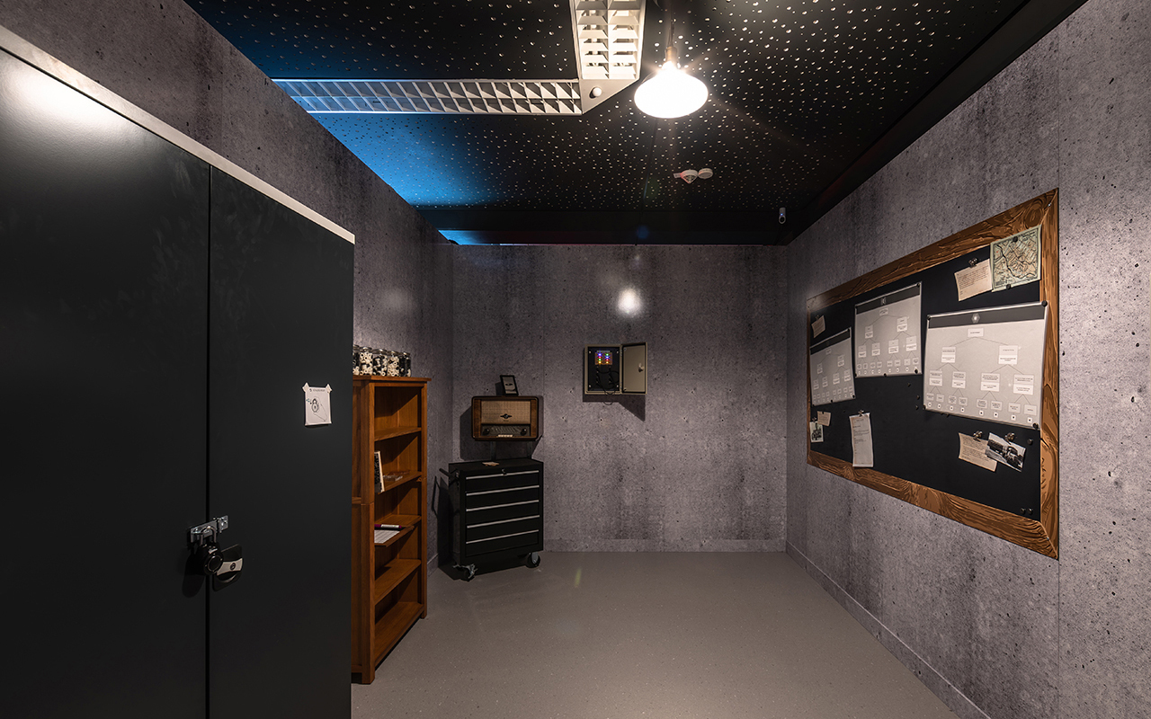 Die Werkstatt im AI Experience Room: Ein heller Raum mit interaktiven KI-Stationen zum Ausprobieren